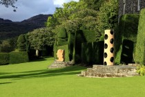 wood sculpture brondanw gardens